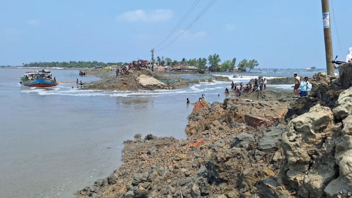 ঈদ আনন্দ রূপ নিয়েছে বিষাদে, ১৫ হাজার মানুষ দুর্ভোগে