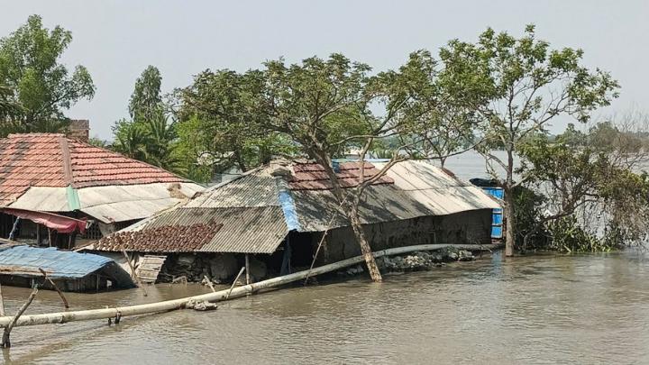 আশাশুনিতে তলিয়ে গেছে ঘরবাড়ি, হাজারো পরিবারে জ্বলেনি চুলা