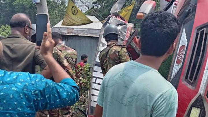 ফরিদপুরে বাস উল্টে খাদে পড়ে বাবা-ছেলেসহ নিহত ৭