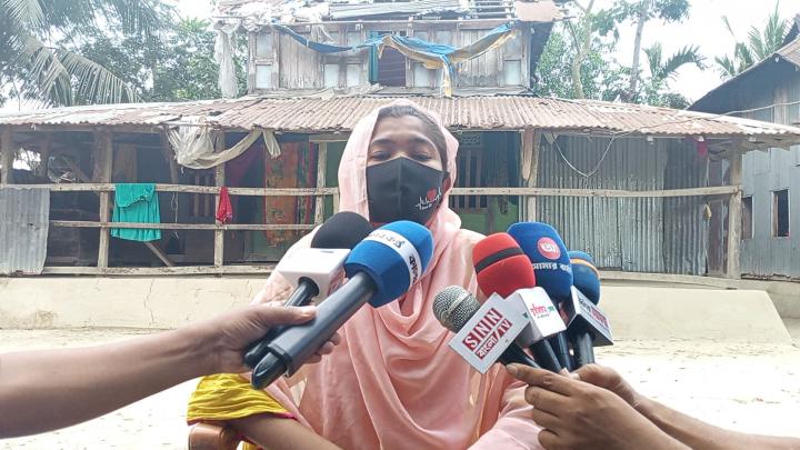 আমতলীতে পরীক্ষার আসন ছেড়ে বিয়ের দাবীতে প্রেমিকের বাড়ীতে অনশন