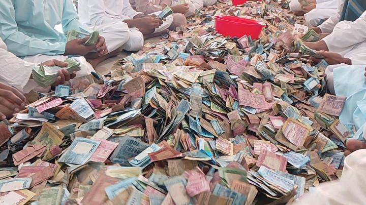 পাগলা মসজিদে তিন ঘণ্টায় পাওয়া গেল ৬ কোটি ৩৬ লাখ টাকা