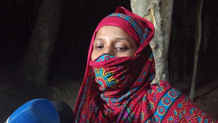 আমতলীতে বিয়ের দাবীতে তিন সন্তানের জননীর অনশন