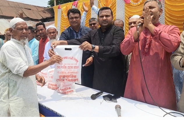 পাঁচবিবিতে ২৭টি গরু কুরবানি দিয়ে ৩২'শ পরিবারকে গোস্ত  দিলেন মেয়র প্রার্থী শামীম