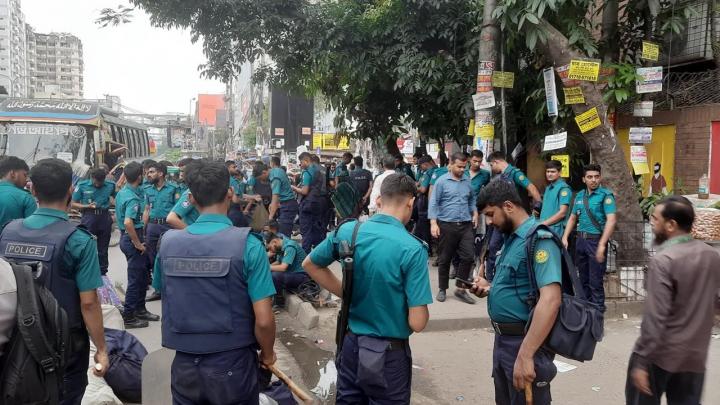 ৪ ঘণ্টা মানুষকে ভুগিয়ে সড়ক ছাড়ল দুই কলেজের শিক্ষার্থী