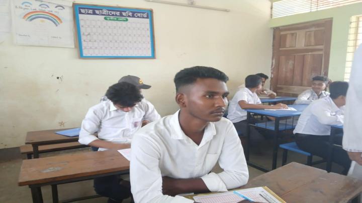রগুনার বেতাগীতে বাবার লাশ ঘরে রেখে পরীক্ষার হলে ছেলে