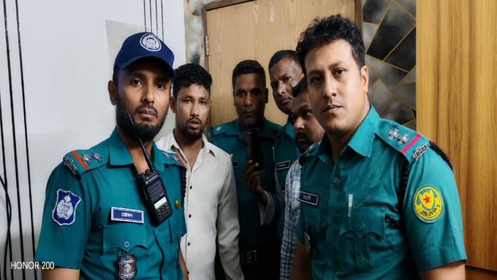 পুলিশ সার্জেন্ট রোমানের সহযোগিতায় ছিনতাইকারী আটক