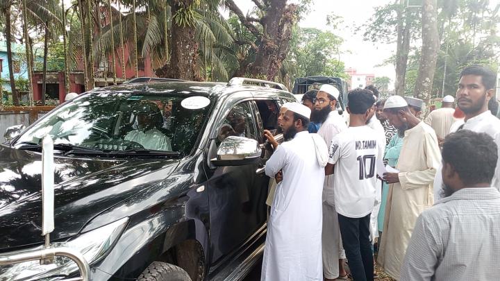 বরগুনার আমতলীর ইউএনও'র বিদায়ে কাঁদলেন এলাকাবাসী