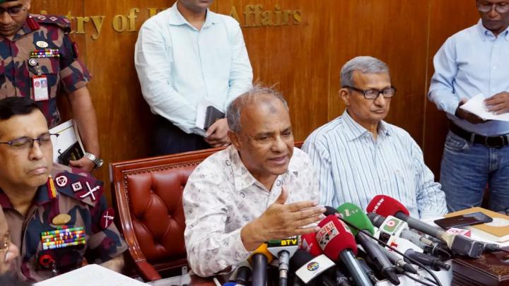 পুলিশের হাতে আর মারণাস্ত্র থাকবে না : স্বরাষ্ট্র উপদেষ্টা
