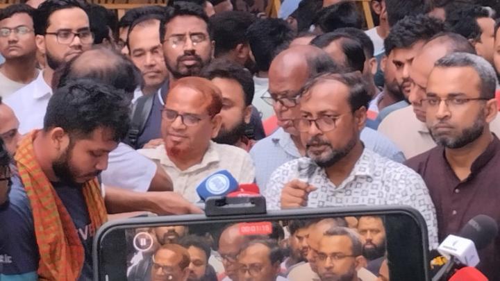 তোমার আচরণ এখন ফ্যাসিবাদীর মতো—উপদেষ্টা মাহফুজকে জবি শিক্ষক