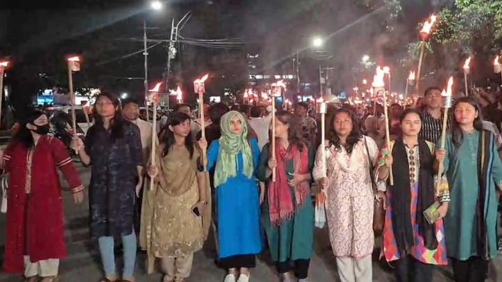 সাম্য হত্যার বিচার দাবিতে ঢাকা বিশ্ববিদ্যালয়ে মশাল মিছিল