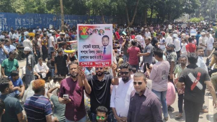 নগর ভবনের সামনে মঞ্চ বানিয়ে ইশরাক সমর্থকদের বিক্ষোভ, রাস্তায় যান চলাচল বন্ধ