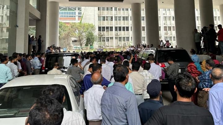 সরকারি চাকরির অধ্যাদেশ বাতিলের দাবিতে সচিবালয় অচল করে দেওয়ার হুঁশিয়ারি