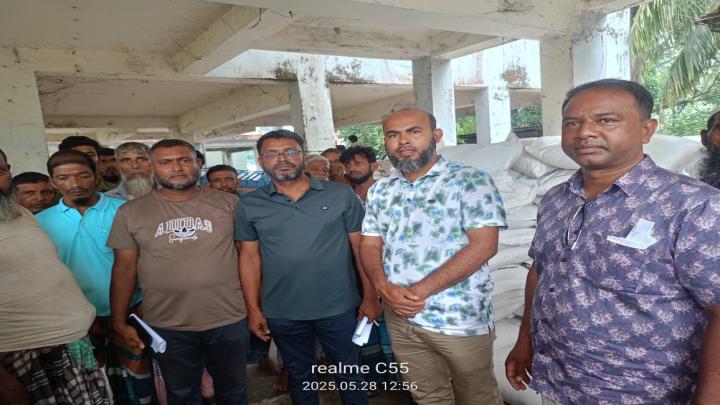 বরগুনা সদর উপজেলার ৯ নং এম বালিয়াতলী ইউনিয়নের জেলেদের মাঝে চাল বিতরণ