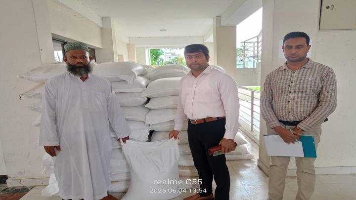 বরগুনায় ঈদুল আযহা উপলক্ষে চামড়া সংরক্ষণ করার জন্য লবণ বিতরণ