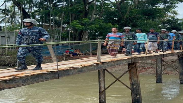 বরগুনার পাথরঘাটায় নাচনাপাড়ায় ভেঙ্গে যাওয়া বেড়িবাঁধে নৌবাহিনীর সহায়তায় সাকো নির্মাণ