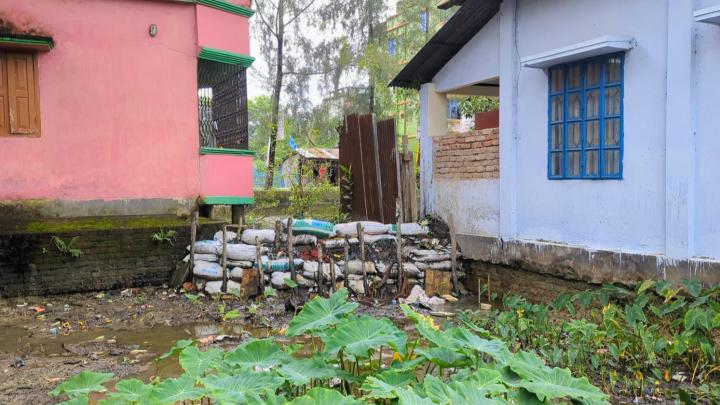 কলেজের পানি নিষ্কাশনে প্রতিবেশীর বাধা: শিক্ষকদের ধারালো অস্ত্র  নিয়ে ধাওয়া!
