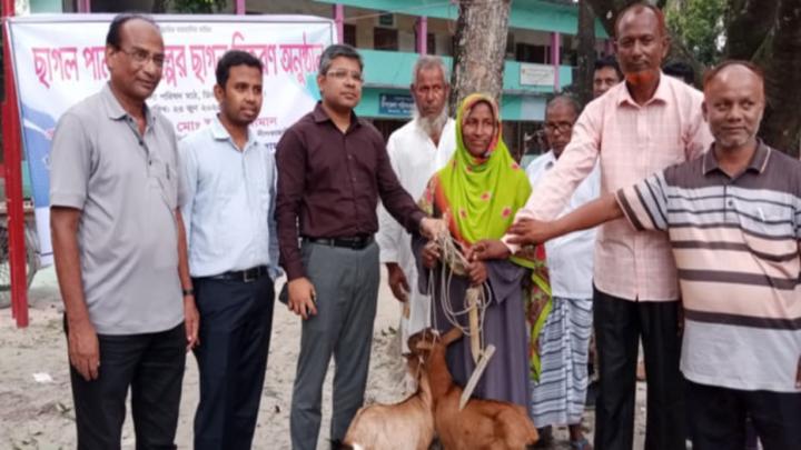 ডিমলায় ছাগল পালন প্রকল্পের ছাগল বিতরণ 