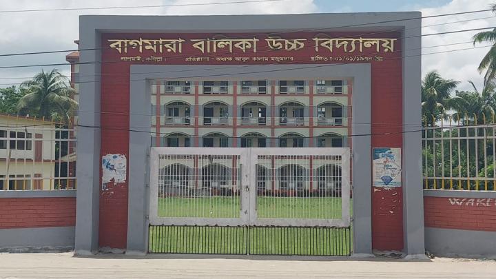 স্মার্টফোন নিয়ে হলে এইচএসসি পরীক্ষার্থী, অতঃপর...