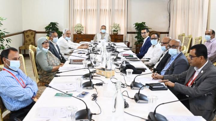 দেশের সব সরকারি ভবনের ছাদে সোলার প্যানেল বসানোর নির্দেশ প্রধান উপদেষ্টার