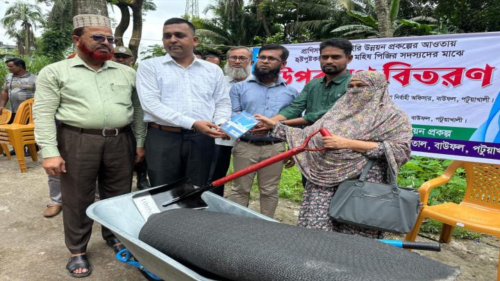 বাউফলে প্রাণী সম্পদ প্রকল্পের আওতায় ২৬২ খামারিকে  উপকরণ বিতরণ
