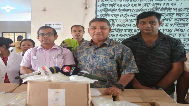 বরগুনার পাথরঘাটায়  ডেঙ্গু রোগীদের জন্য স্যালাইন প্রদান