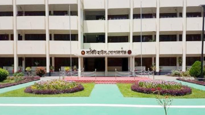 গোপালগঞ্জে রণক্ষেত্র, সার্কিট হাউজে আশ্রয় নিলেন এনসিপি নেতারা