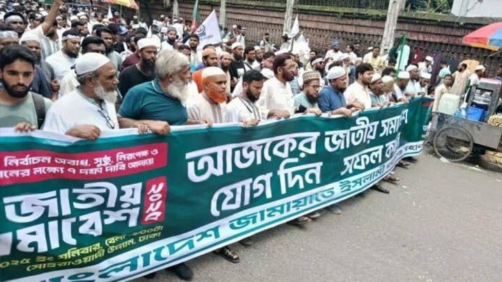 গাজীপুর-নারায়ণগঞ্জ থেকে দলে দলে আসছেন নেতাকর্মীরা