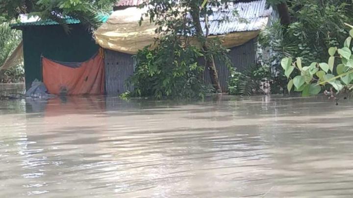 নিম্নচাপের প্রভাবে নিঝুমদ্বীপে বিপর্যস্ত জনজীবন, বসতঘরে হাঁটুপানি