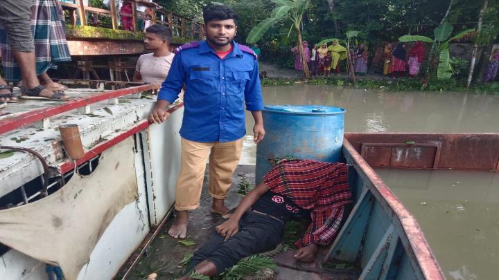বাউফলে ব্রিজের সাথে বাল্কহেডের ধাক্কা লেগে শ্রমিকের করুণ মৃত্যু