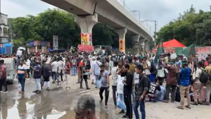 ‘অন্তর্বর্তী সরকার, জুলাই সনদ দরকার’ – স্লোগান দিয়ে শাহবাগ অবরোধ