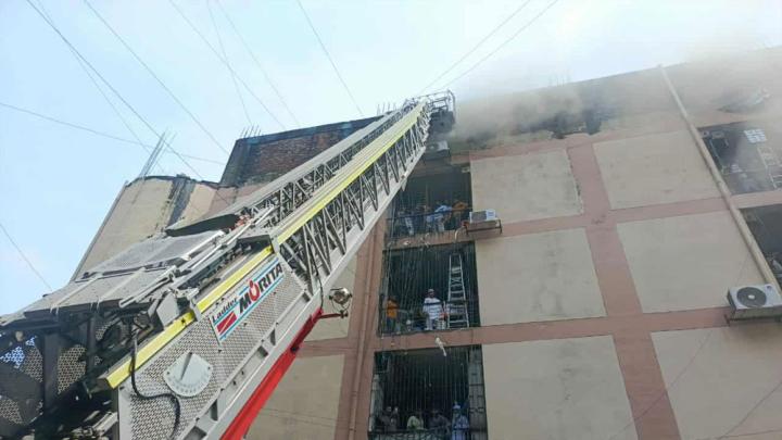 গুলিস্তানে সুন্দরবন মার্কেটে আগুন, নিয়ন্ত্রণে ১১ ইউনিট