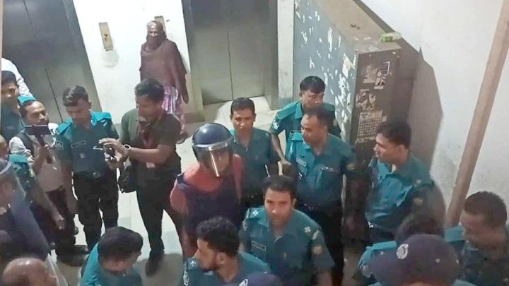 হাঁপাতে হাঁপাতে কাঠগড়ায় উঠলেন মেনন-ইনু ও পলক, নামলেন লিফটে