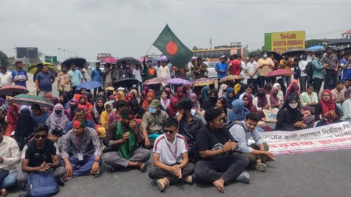 সড়কে রবীন্দ্র বিশ্ববিদ্যালয়ের শিক্ষার্থীরা, ঢাকা-উত্তরবঙ্গ যোগাযোগ বন্ধ