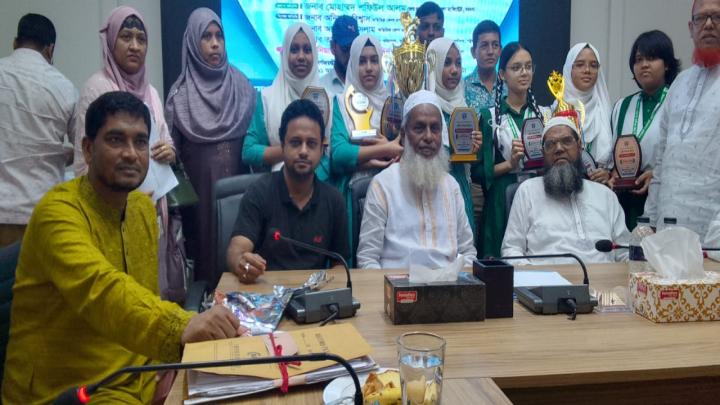 বরগুনায় দূর্নীতি বিরোধী বিতর্ক প্রতিযোগিতা ও পুরস্কার বিতরণ