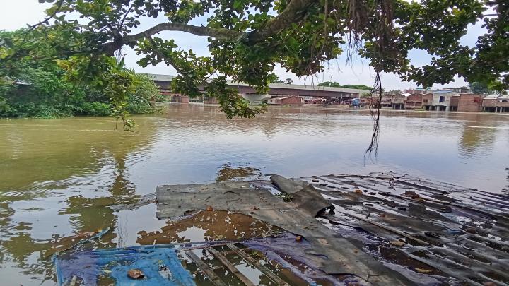 আত্রাই নদীর পানি বিপদসিমার উপর দিয়ে প্রবাহিত জনমনে শঙ্কা
