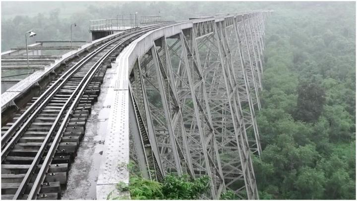 মিয়ানমারে বিস্ফোরণ ঘটিয়ে ঐতিহাসিক রেলসেতু উড়িয়ে দিলো বিদ্রোহীরা