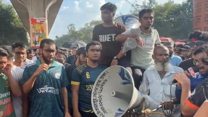 শাহবাগ মোড় অবরোধ করেছেন বুয়েট শিক্ষার্থীরা