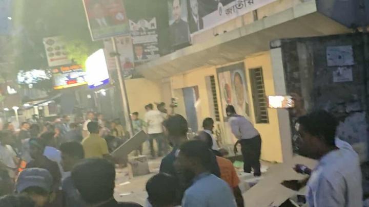 জাতীয় পার্টির অফিসের সামনে রণক্ষেত্র, দুই পক্ষের সংঘর্ষ চলছে
