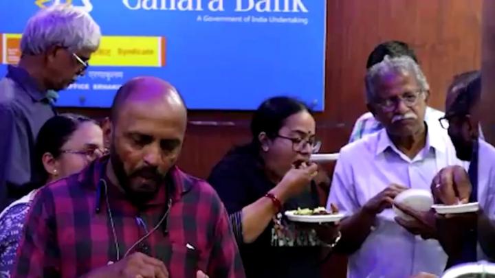 নিষিদ্ধ করায় প্রকাশ্যে গরুর মাংসের পার্টি করলেন ব্যাংক কর্মীরা (ভিডিও)
