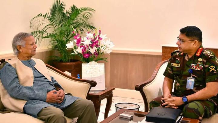 প্রধান উপদেষ্টাকে গুজবে কান না দেওয়ার আহ্বান সেনাপ্রধানের