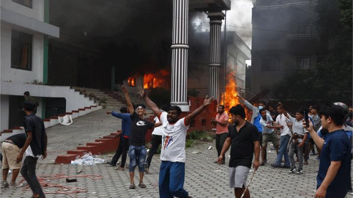 নেপালের পার্লামেন্টে আগুন ধরিয়ে দিলেন বিক্ষোভকারীরা