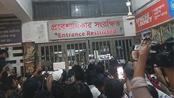 ভোট গণনায় কারচুপির অভিযোগ দুই প্রার্থীর, টিএসসি কেন্দ্রের সামনে উত্তেজনা