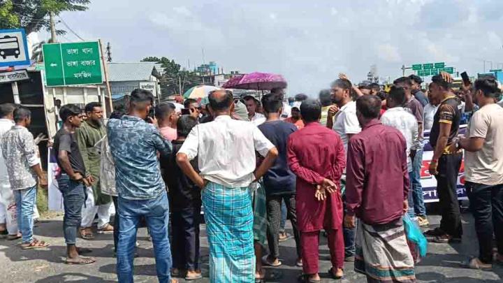 মহাসড়ক অবরোধ, ঢাকার সঙ্গে ২১ জেলার সড়ক যোগাযোগ বিচ্ছিন্ন