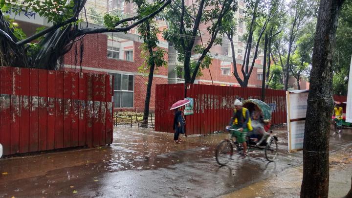 বৃষ্টি উপেক্ষা করে চলছে জাকসুর ভোটগ্রহণ