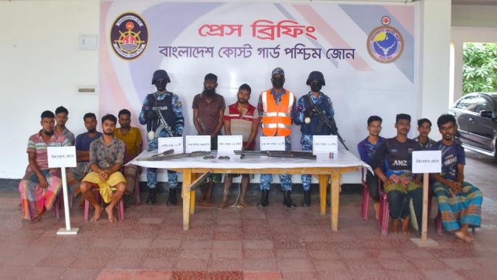 সুন্দরবন থেকে অস্ত্র গোলাবারুদ সহ বনদস্যু রাঙ্গা বাহীনির ২ সহযোগী আটক,জিম্মি হওয়া ৯ জেলে উদ্ধার