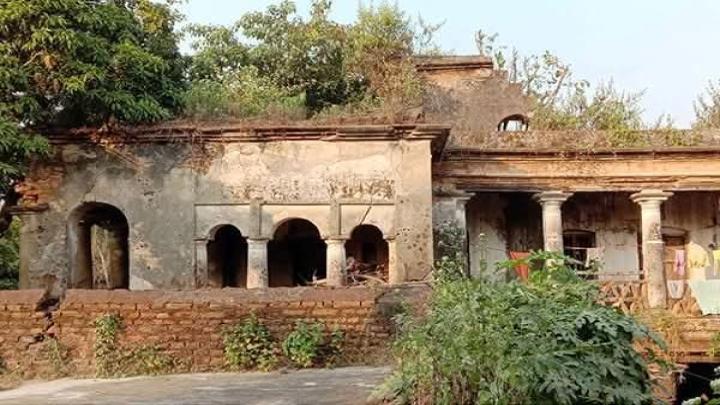 অবহেলা অযত্নে হারিয়ে যাচ্ছে ভবানীপুর জমিদার বাড়ি
