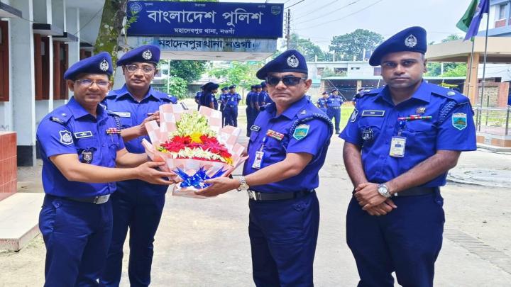 সার্কেল অফিস এবং মহাদেবপুর থানার বার্ষিক পরিদর্শনে এসপি