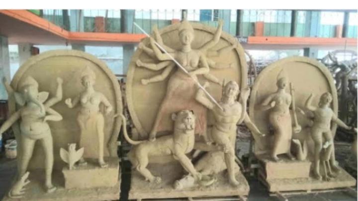দুর্গাপূজাকে ঘিরে ব্যস্ত সময় পার করছেন প্রতিমা তৈরির শিল্পীরা