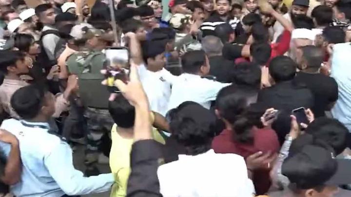 আইফোন ১৭ কেনা নিয়ে ভারতে অ্যাপল স্টোরে ব্যাপক ধাক্কাধাক্কি, মারামারি