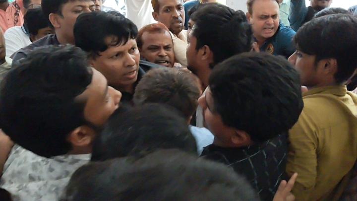 উপ-উপাচার্য অবরুদ্ধ, শিক্ষক-কর্মকর্তাদের সঙ্গে শিক্ষার্থীদের ধস্তাধস্তি